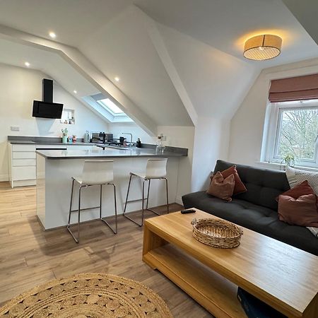 Stylish & Cosy 2-Bed Apartment In Vibrant Oakwood! Leeds  Exterior photo