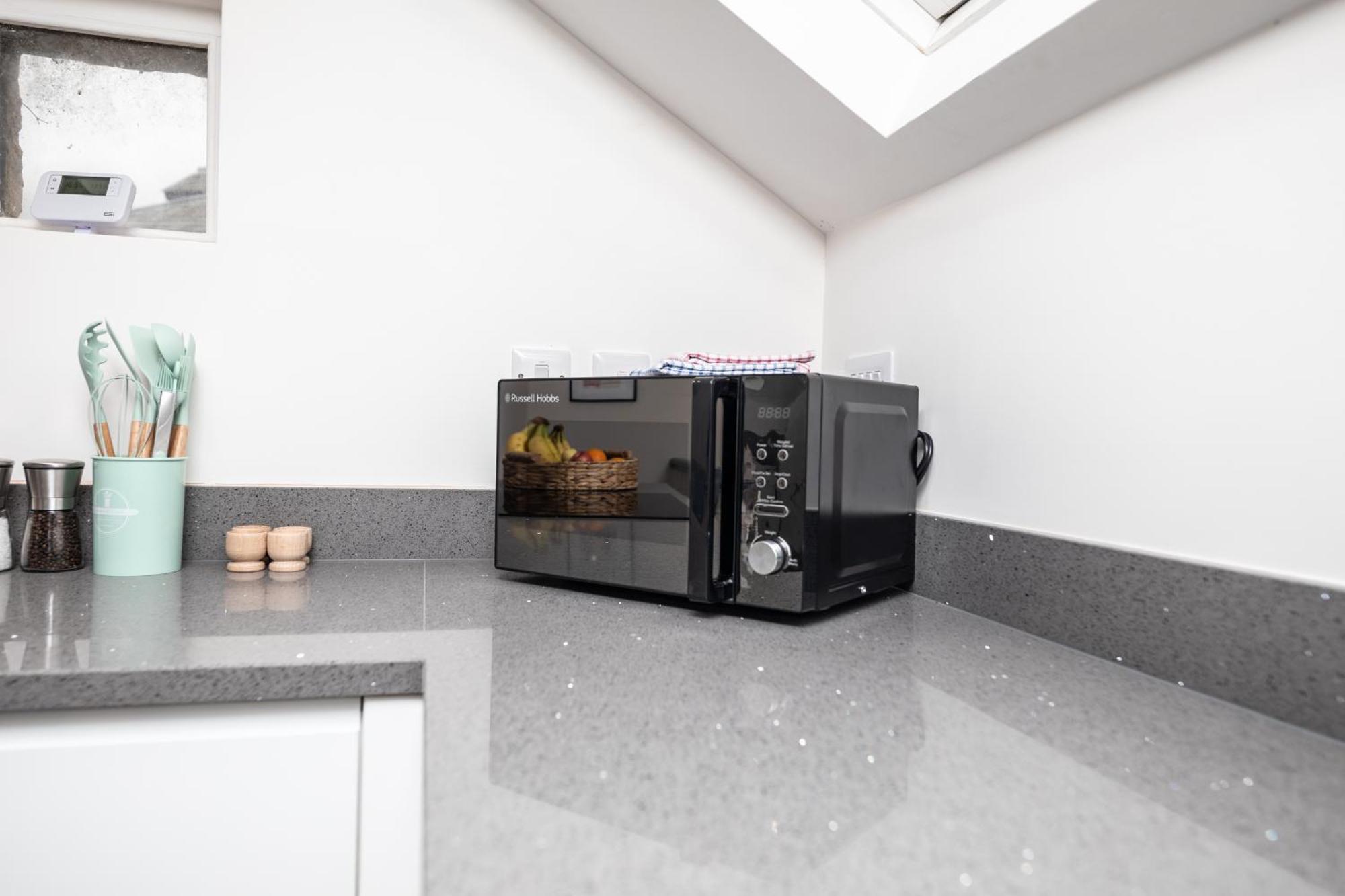 Stylish & Cosy 2-Bed Apartment In Vibrant Oakwood! Leeds  Exterior photo