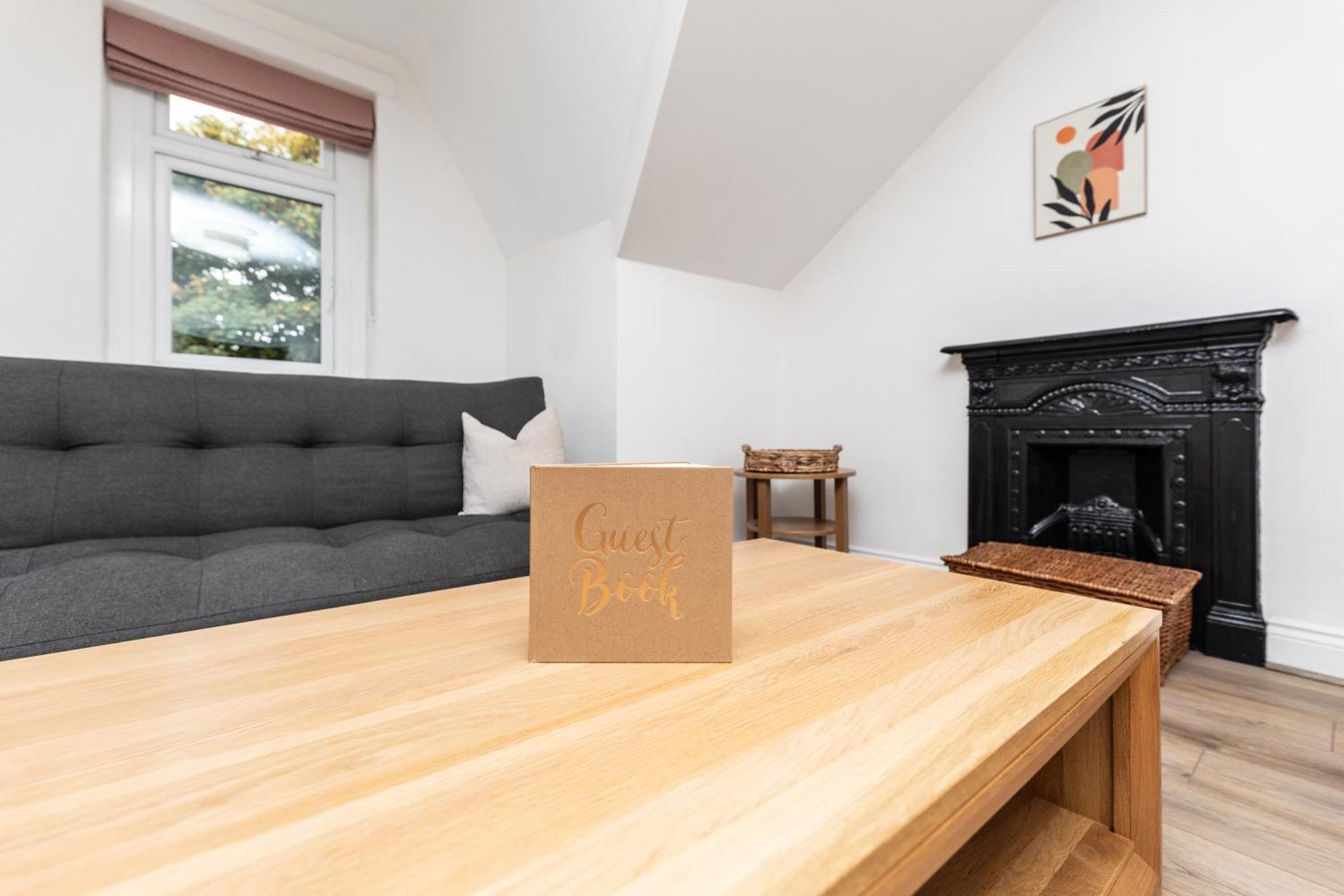 Stylish & Cosy 2-Bed Apartment In Vibrant Oakwood! Leeds  Exterior photo