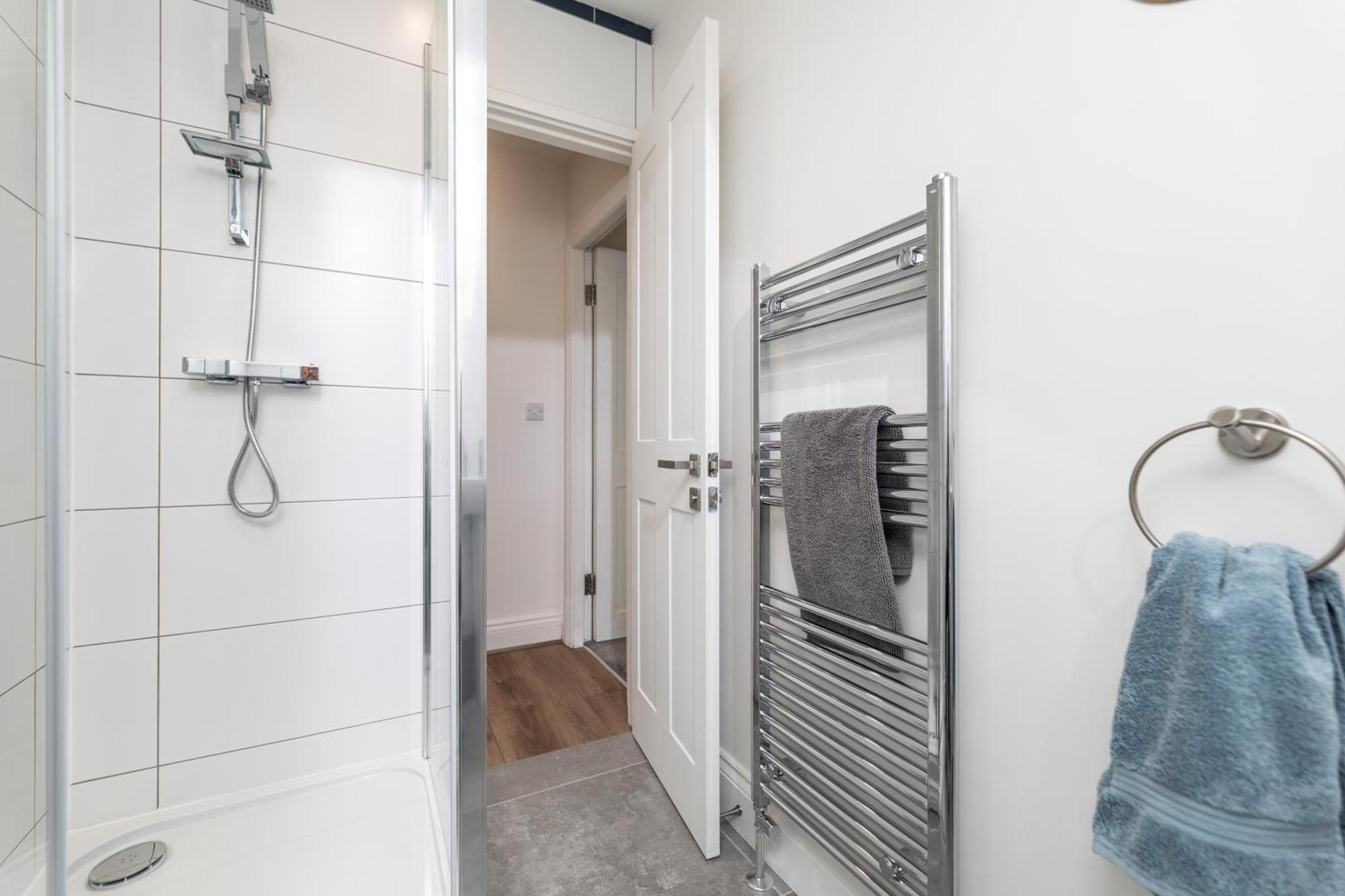 Stylish & Cosy 2-Bed Apartment In Vibrant Oakwood! Leeds  Exterior photo